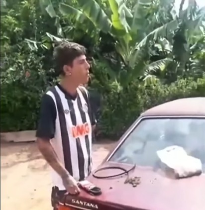 Pai encontra erva nas coisas do filho, questiona origem e o obriga a ingerir