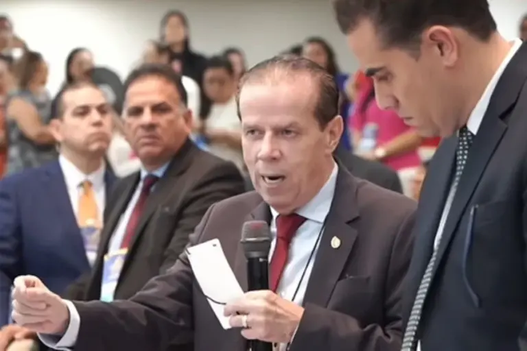 Pastor critica escola que homenageou Lula e declara que foliões “terão câncer”