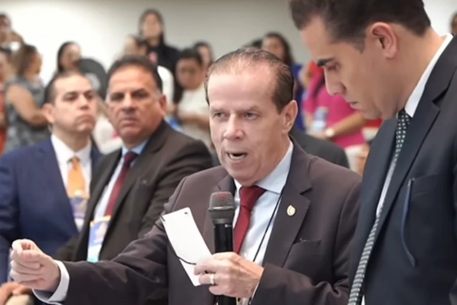 Pastor critica escola que homenageou Lula e declara que foliões “terão câncer”