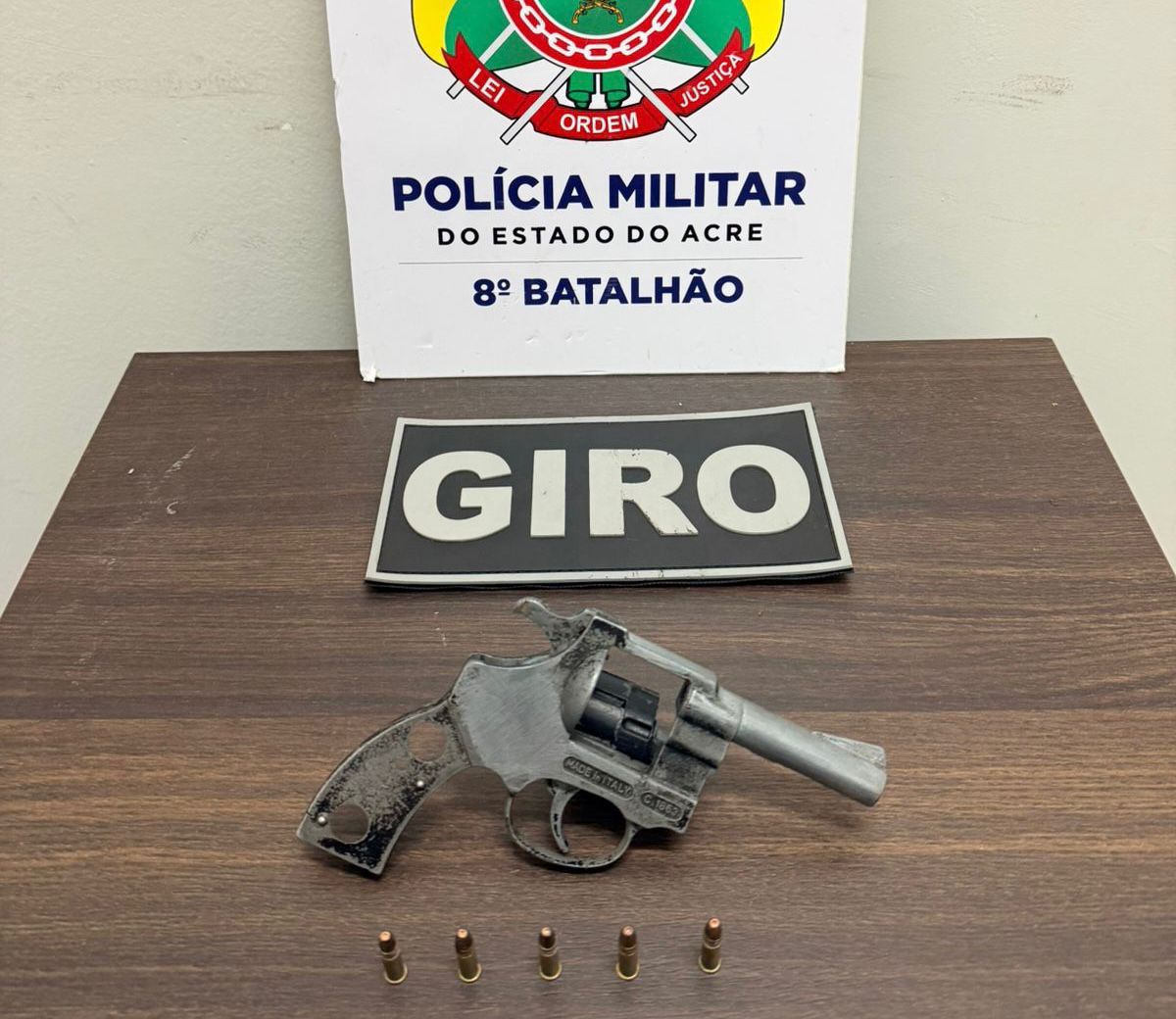 Uma ação rápida da Polícia Militar resultou na apreensão de uma arma de fogo e na prisão de um suspeito na noite desta quarta-feira