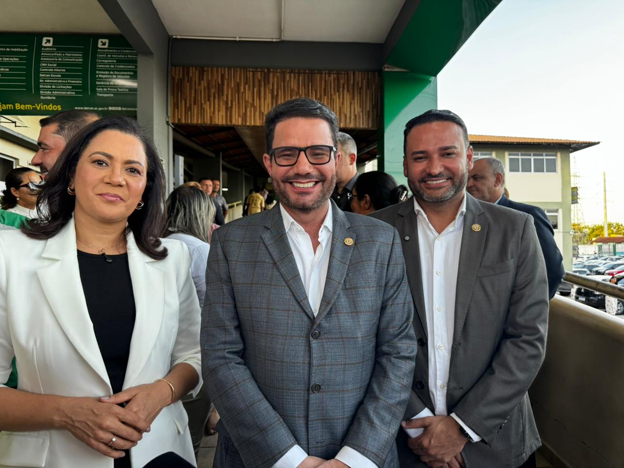 Autoridades estaduais participam da posse de 737 novos educadores da rede estadual no auditório do Detran, em Rio Branco, com a presença do governador Gladson Cameli e da vice-governadora Mailza Assis, marcando um avanço na inclusão e no fortalecimento da educação pública no Acre.