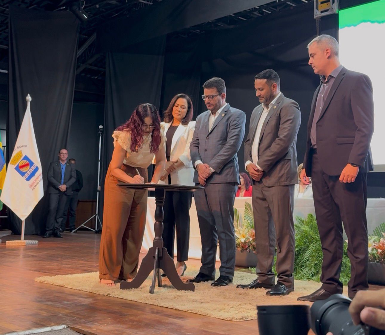 Servidora da Educação Especial assina o termo de posse durante cerimônia realizada no auditório do Detran, em Rio Branco, oficializando sua entrada no quadro efetivo da rede estadual de ensino.