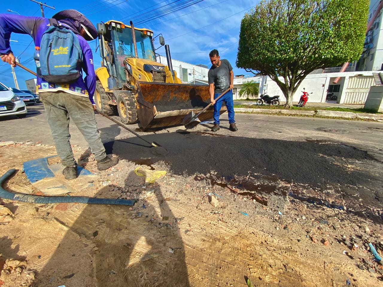 Equipes da Prefeitura de Cruzeiro do Sul realizam operação tapa-buracos em via de grande fluxo de veículos