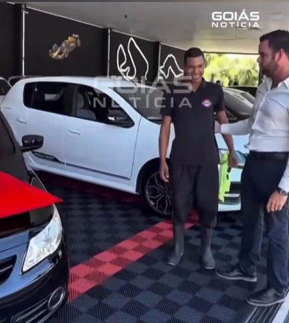 Empresário surpreende funcionário com carro após anos de parceria; vídeo