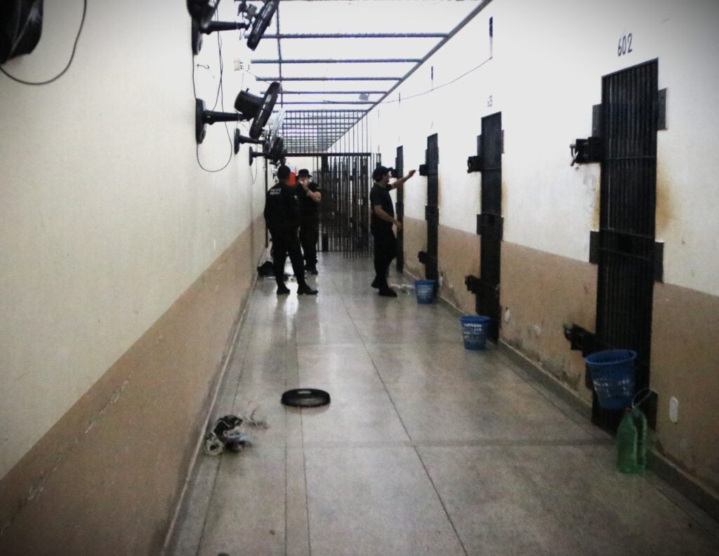 Forças de segurança realizam operação no presídio de Rio Branco