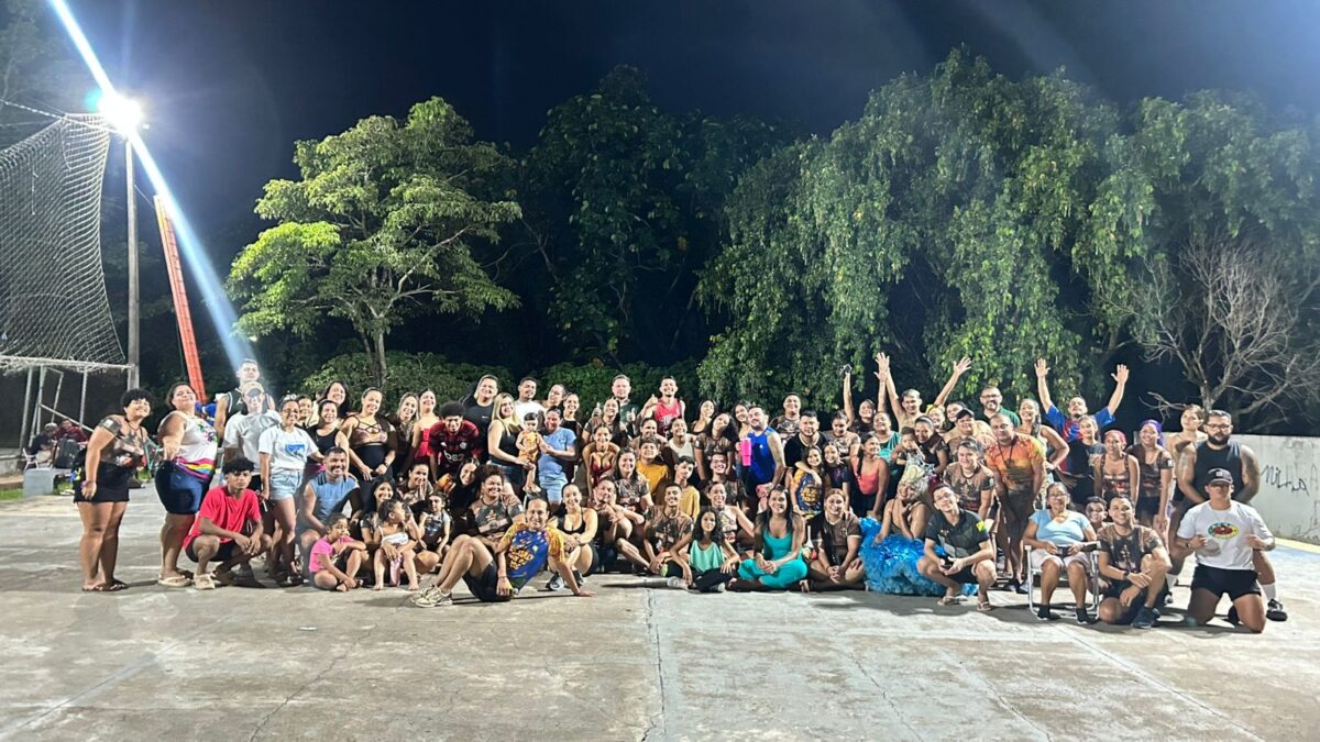 O encontro reuniu dezenas de pessoas entre brincantes e moradores da comunidade