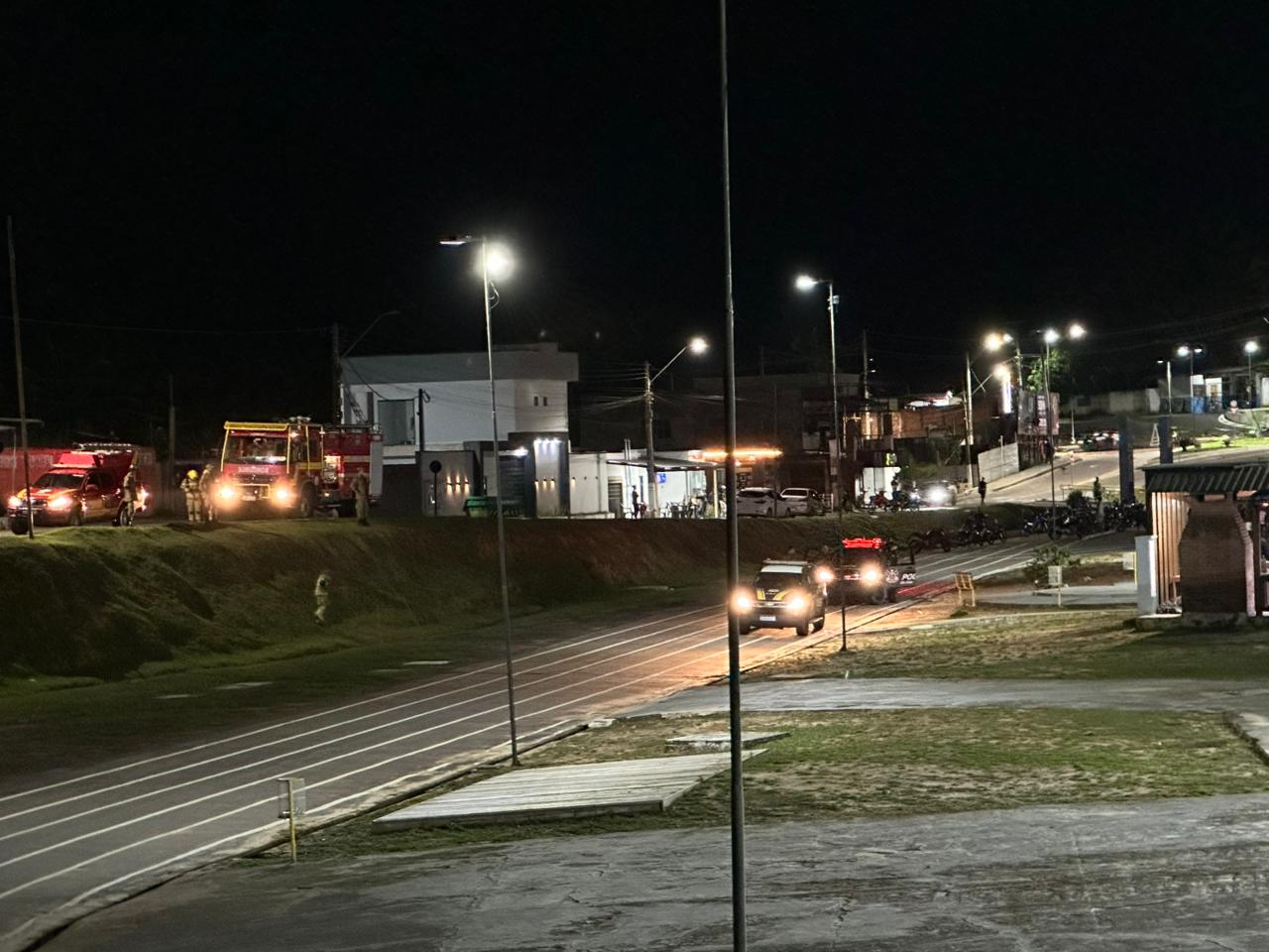 Princípio de incêndio assusta frequentadores do complexo esportivo em Cruzeiro do Sul