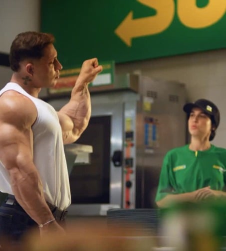 Ramon Dino lidera campanha do “dobro de frango” da Subway