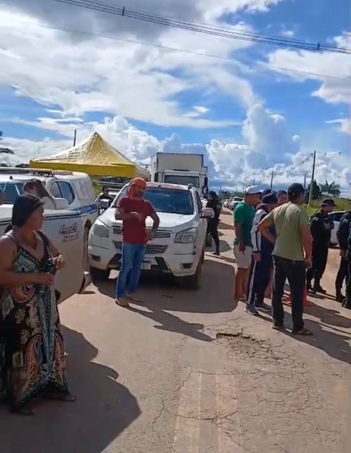 Em protesto, moradores de Feijó dizem que só devem liberar rodovia com a presença do governador