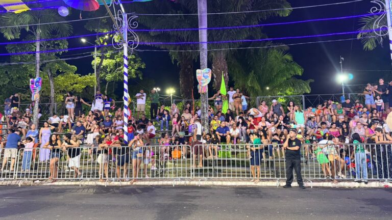 Público começa a se aglomerar na Praça da Revolução para assistir concurso dos blocos