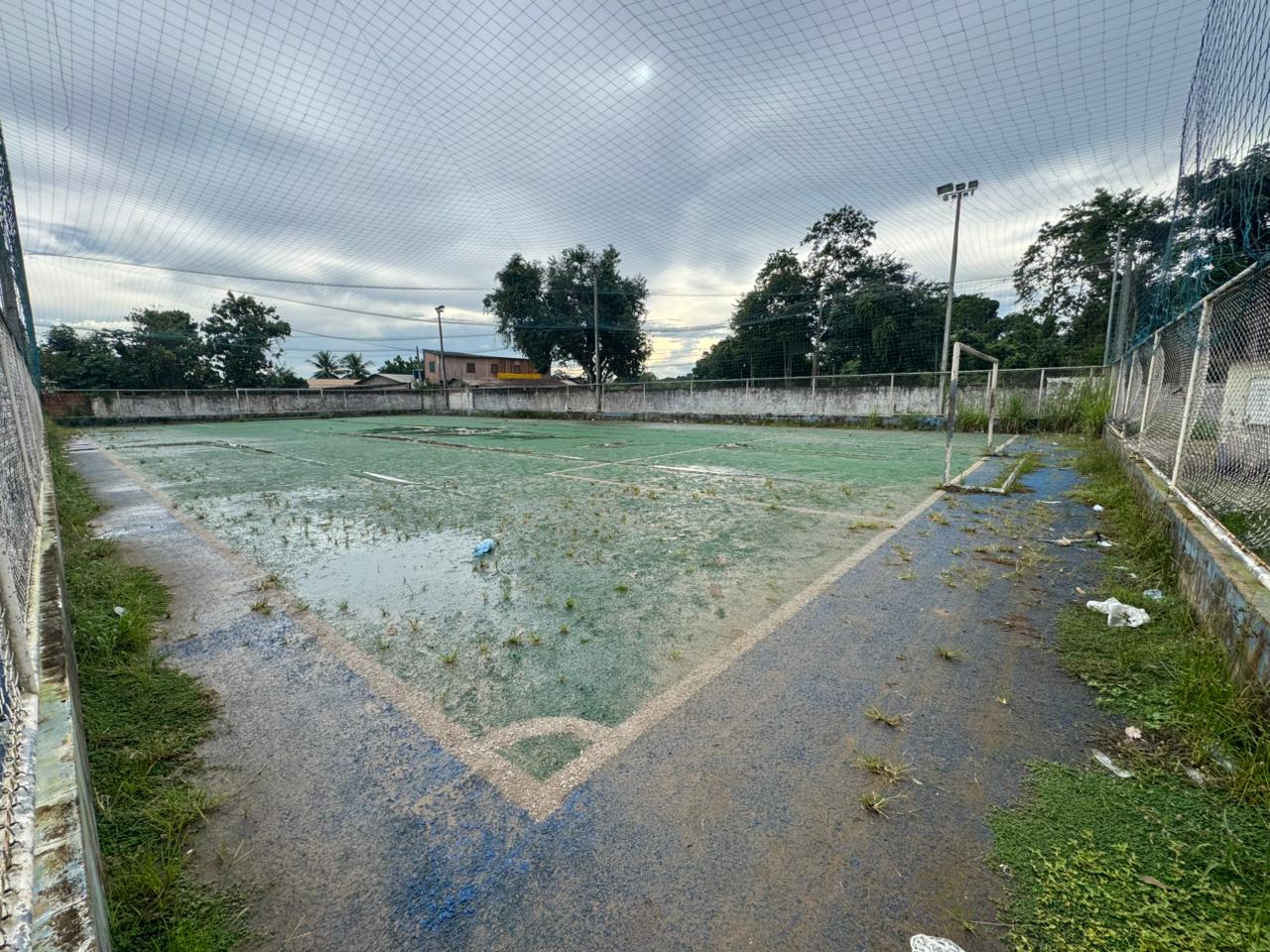 \o município dispõe atualmente de apenas três quadras de grama sintética, todas em condições consideradas precárias