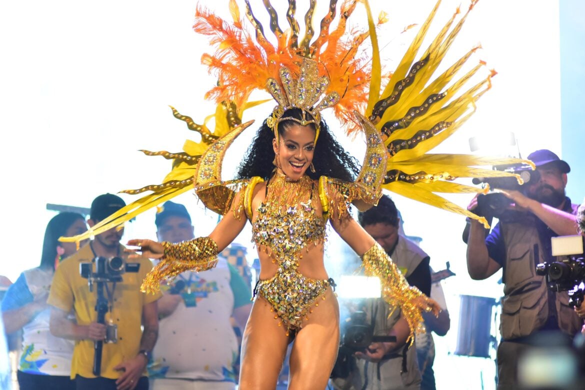 Após um reinado marcado por protagonismo, Érica Oliveira confirmou que pretende disputar o título de Rainha do Carnaval de Rio Branco.