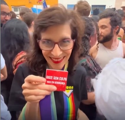 Reitora da UFRGS viraliza após frase durante desfile com juventude do PT