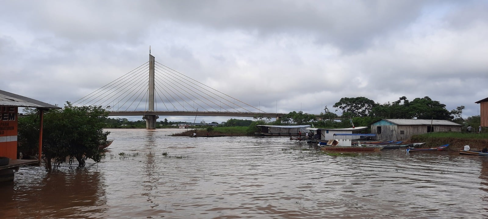 Com a elevação das águas, bairros e parte do Centro já registram alagamentos