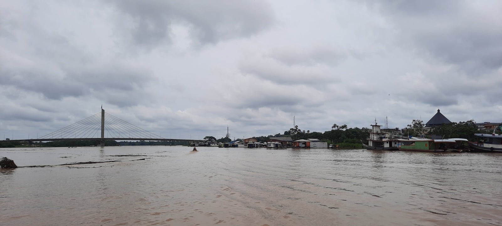 Apesar da vazante, as águas ainda permanecem nos quintais de moradores de pelo menos nove bairros da cidade
