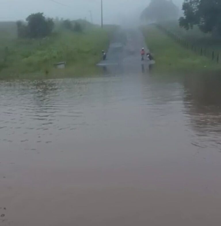 O trânsito está interrompido nos dois sentidos da rodovia, afetando motoristas que seguem tanto em direção a Cruzeiro do Sul quanto para Rodrigues Alves.
