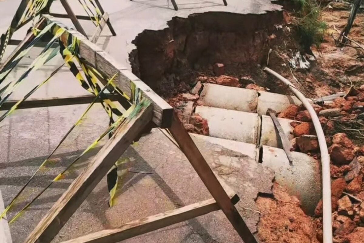 De acordo com os relatos, o solo começou a ceder e surgiram rachaduras próximas à pista,