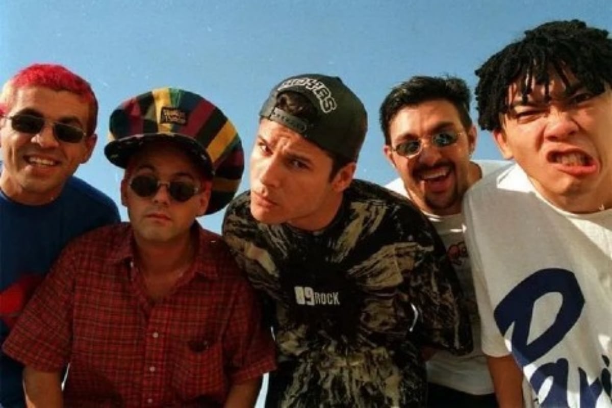 Restos mortais dos Mamonas Assassinas serão exumados nesta segunda e usados para plantar cinco árvores em homenagem à banda histórica.