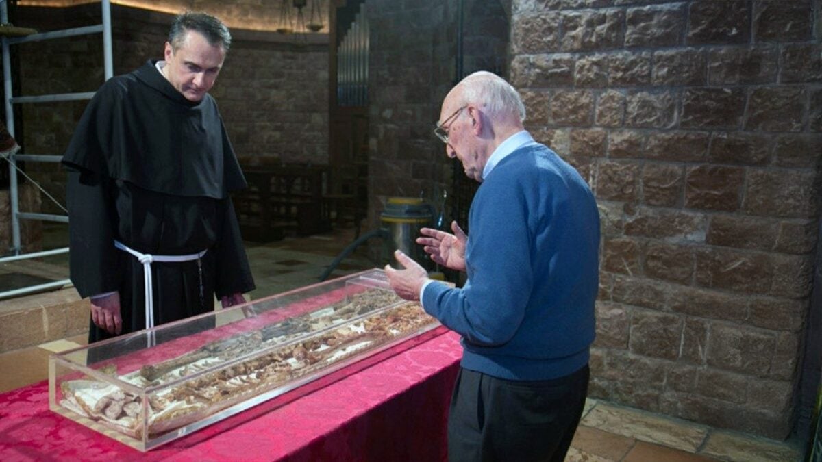 Esqueleto do santo permanece protegido até 22 de março, durante celebrações pelos 800 anos de sua morte.