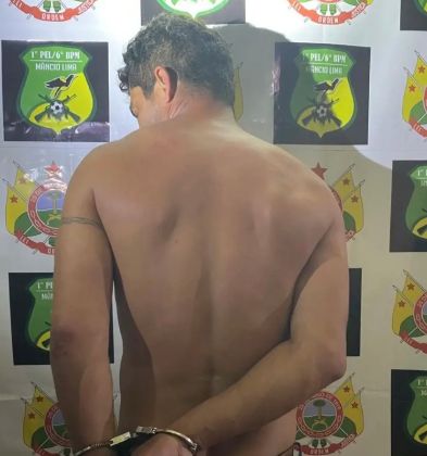 O suspeito estava nos fundos do imóvel e, ao perceber a aproximação da viatura, tentou fugir para uma área de mata próxima.O suspeito estava nos fundos do imóvel e, ao perceber a aproximação da viatura, tentou fugir para uma área de mata próxima.