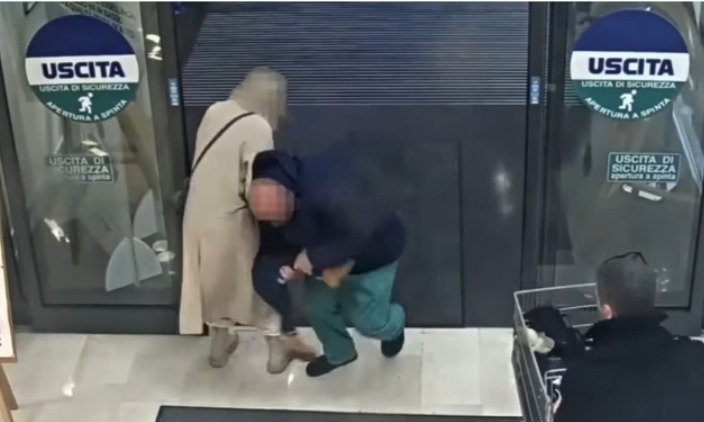 No vídeo, que circula nas redes sociais, é possível ver o suspeito se aproximando e segurando a criança