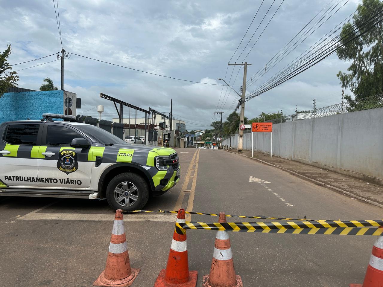 Trecho da Rua Isaura Parente é interditado na manhã desta quarta-feira