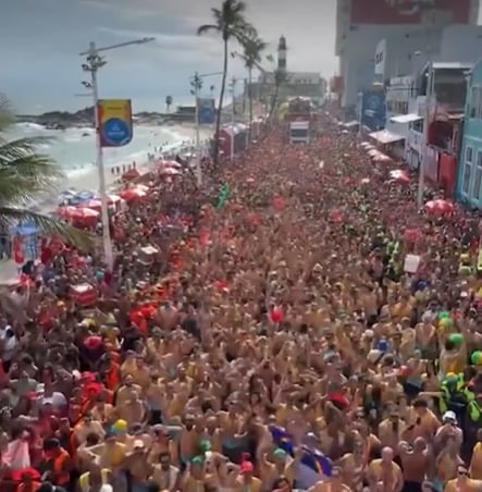 Detalhe chama atenção para desigualdade em vídeo gravado do alto do trio no Carnaval