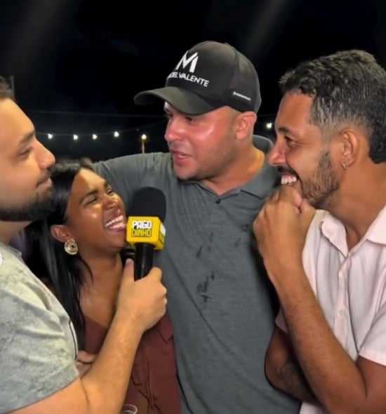 Homem revela relação com esposa e namorado ao vivo durante festival