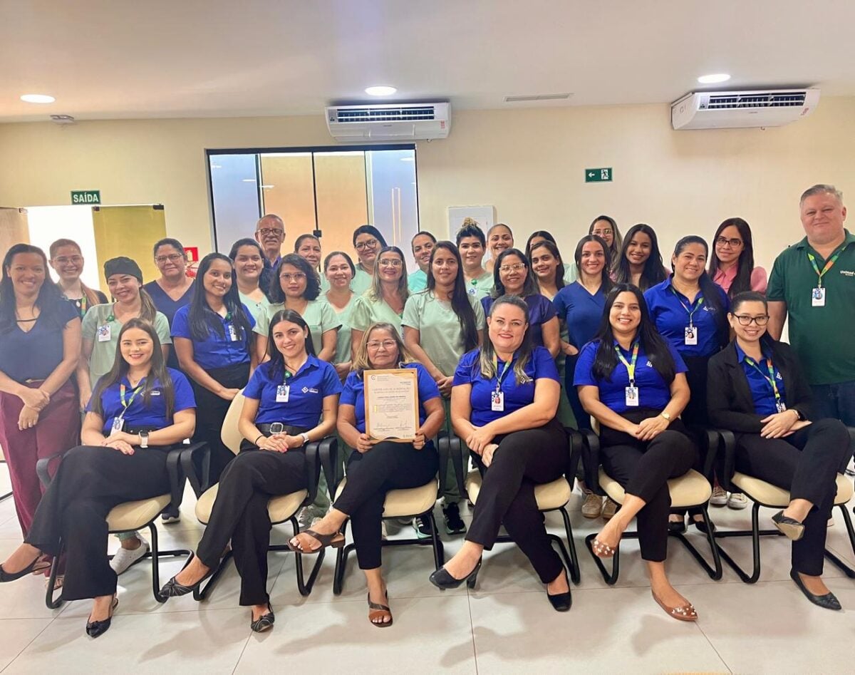 Equipe do Laboratório Unimed celebra renovação da certificação de qualidade.