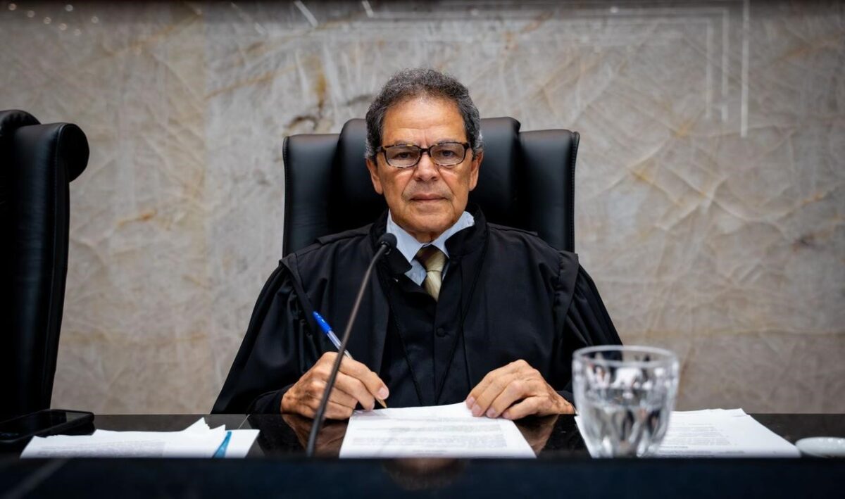 Após mais de 30 anos de carreira, TCE anuncia aposentadoria do conselheiro Valmir Ribeiro Após mais de 30 anos de carreira, TCE anuncia aposentadoria do conselheiro Valmir Ribeiro