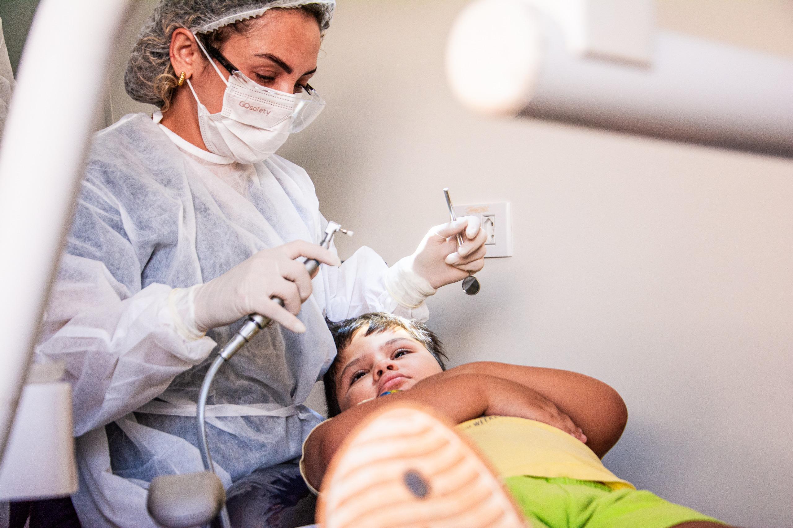 Rio Branco reforça saúde bucal infantil com vans odontológicas nas escolas