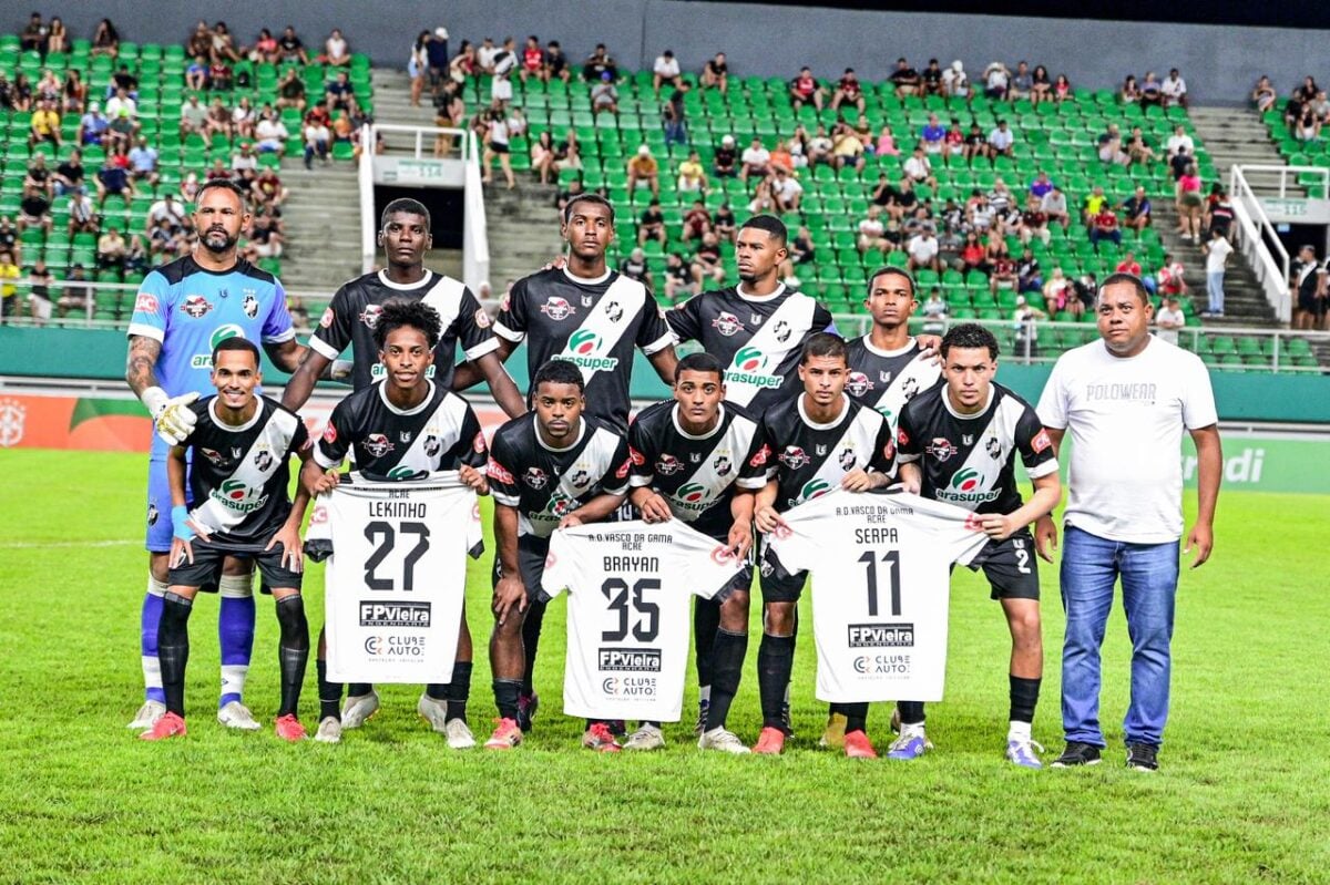 Vasco-AC entra em campo na Arena da Floresta com camisas em apoio a jogadores presos