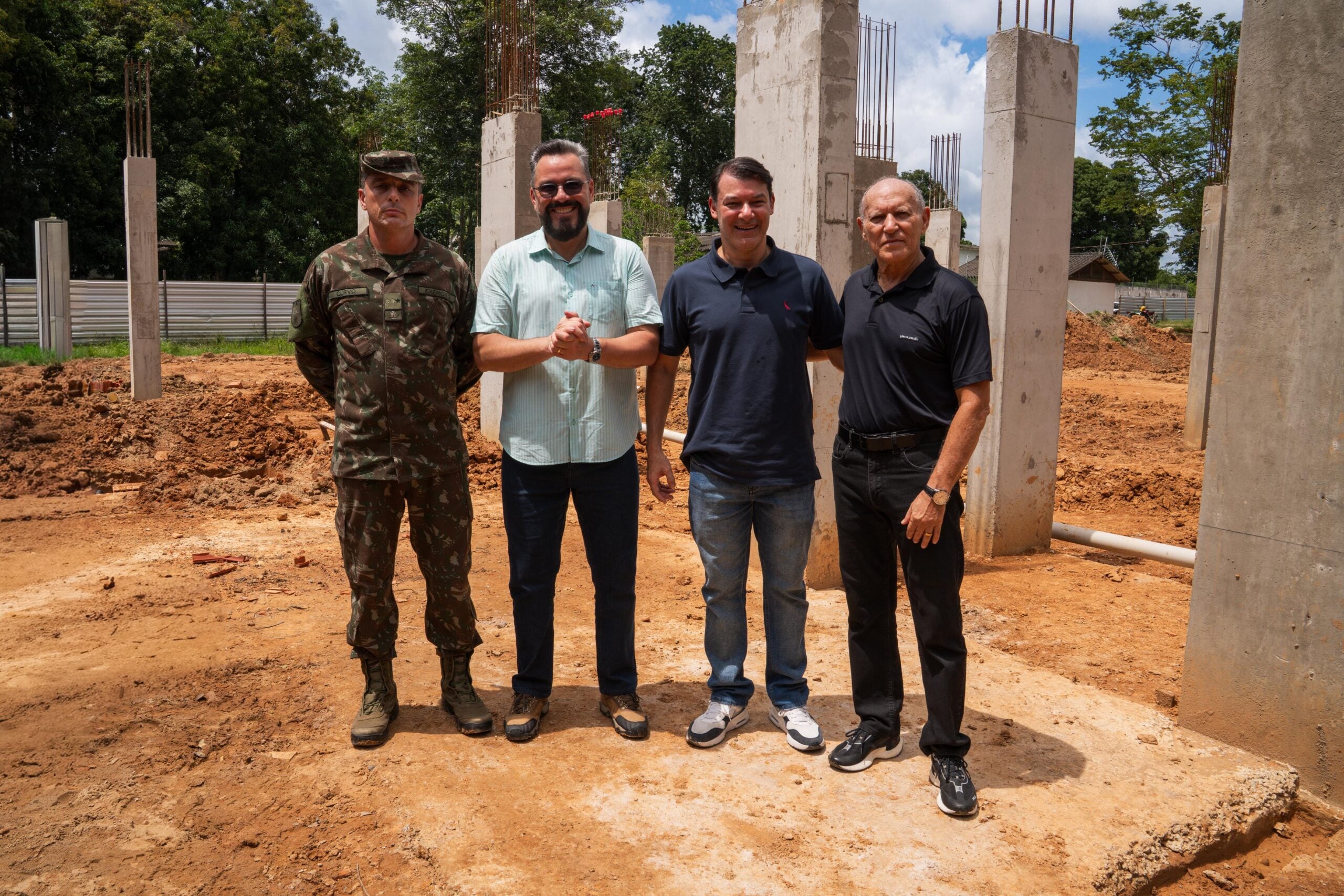 Alan Rick vistoria obras da nova Vila Militar