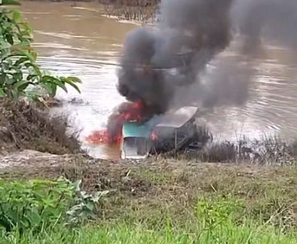 Um incêndio em uma voadeira registrado na manhã deste sábado (14) mobilizou moradores da aldeia Igarapé Preto