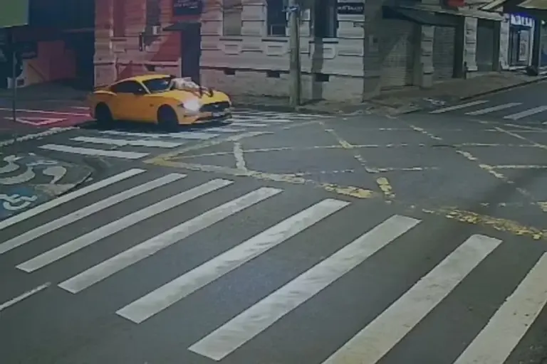 Homem Ă© preso apĂłs jogar Mustang contra a ex e arrastĂĄ-la pelas ruas