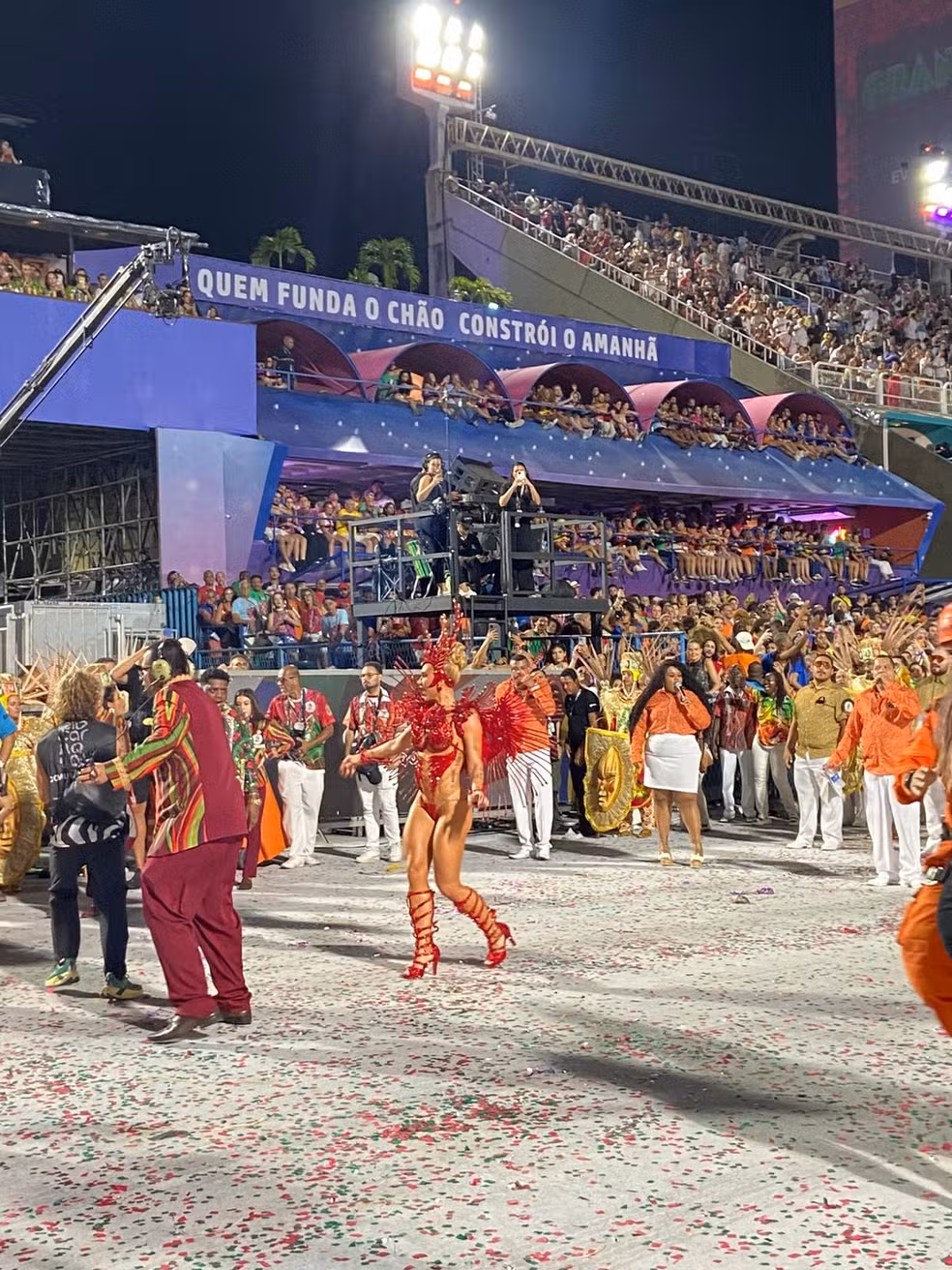 Virginia Fonseca enfrenta problemas com fantasia no desfile da Grande Rio.
