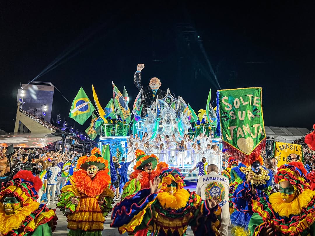 Acadêmicos de Niterói exalta Lula na Sapucaí e gera críticas de opositores Acadêmicos de Niterói levou à avenida enredo sobre Lula e recebeu críticas públicas de opositores após desfile.