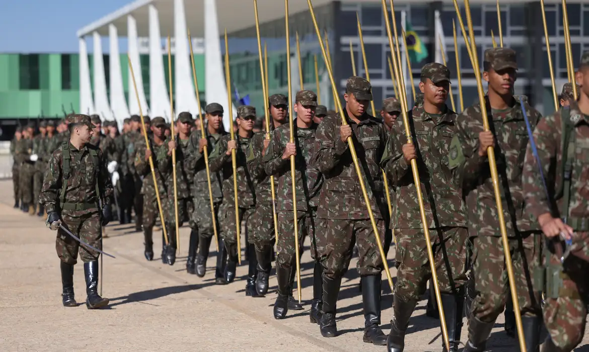 Fabio Rodrigues-Pozzebom/ Agência Brasil Brasília (DF) 01/08/2025 - Militares do Batalhão da Guarda Presidencial fazem treinamento para a cerimônia de troca da bandeira na Praça dos Três Poderes, enquanto acontece a abertura do ano judiciário no STF. Foto: Fabio Rodrigues-Pozzebom/ Agência Brasil