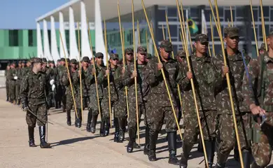 Brasília (DF) 01/08/2025 - Militares do Batalhão da Guarda Presidencial fazem treinamento para a cerimônia de troca da bandeira na Praça dos Três Poderes, enquanto acontece a abertura do ano judiciário no STF.    Foto: Fabio Rodrigues-Pozzebom/ Agência Brasil