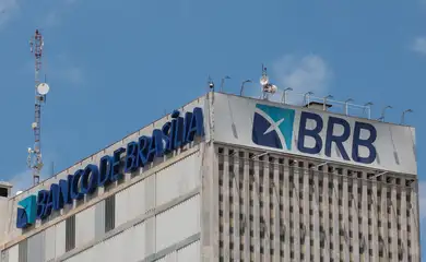 Brasília (DF), 19/11/2025 – Fachada do prédio do banco de Brasília (BRB). Em março de 2025, o conselho do Banco BRB aprovou a compra de 58% do capital do Banco Master, valor estimado em R$ 2 bilhões.
O acordo previa que o BRB, uma sociedade de capital e controlada majoritariamente pelo Governo do Distrito Federal (GDF)
Foto: Joédson Alves/Agência Brasil