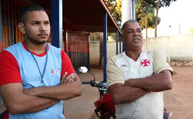 Brasília (DF), 10/07/2025 - Marcelo Cabral de Oliveira e o seu pai Marco Cabral de Oliveira, em frente ao Instituto Viver na Vila Santa Luzia, falam sobre o ECA - Estatuto da Criança e do Adolescente. Foto: Valter Campanato/Agência Brasil