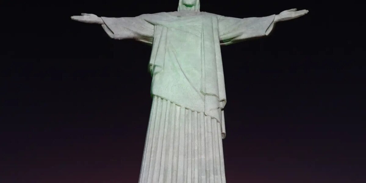 cristo-redentor-e-iluminado-com-mensagens-de-campanha-contra-violencia