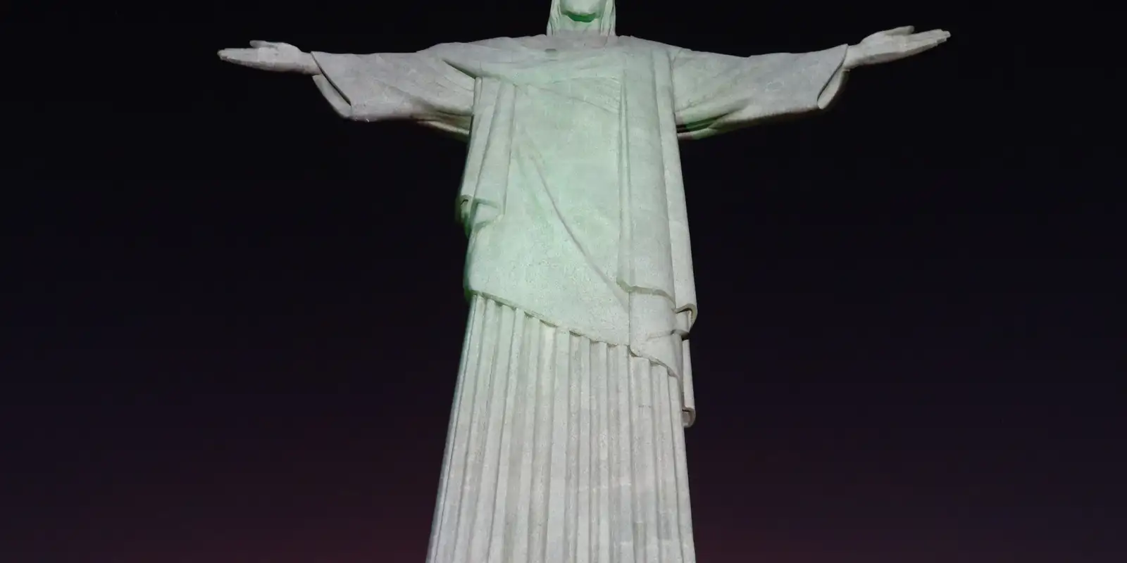 cristo-redentor-e-iluminado-com-mensagens-de-campanha-contra-violencia