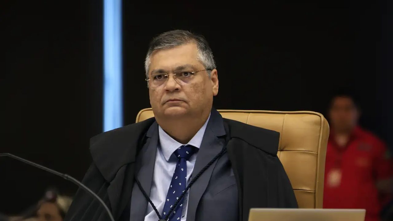 Dino acompanha Moraes e vota contra prisão domiciliar de Bolsonaro