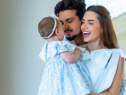 jade-magalhaes-mostra-serena,-filha-com-luan-santana,-em-momento-de-diversao