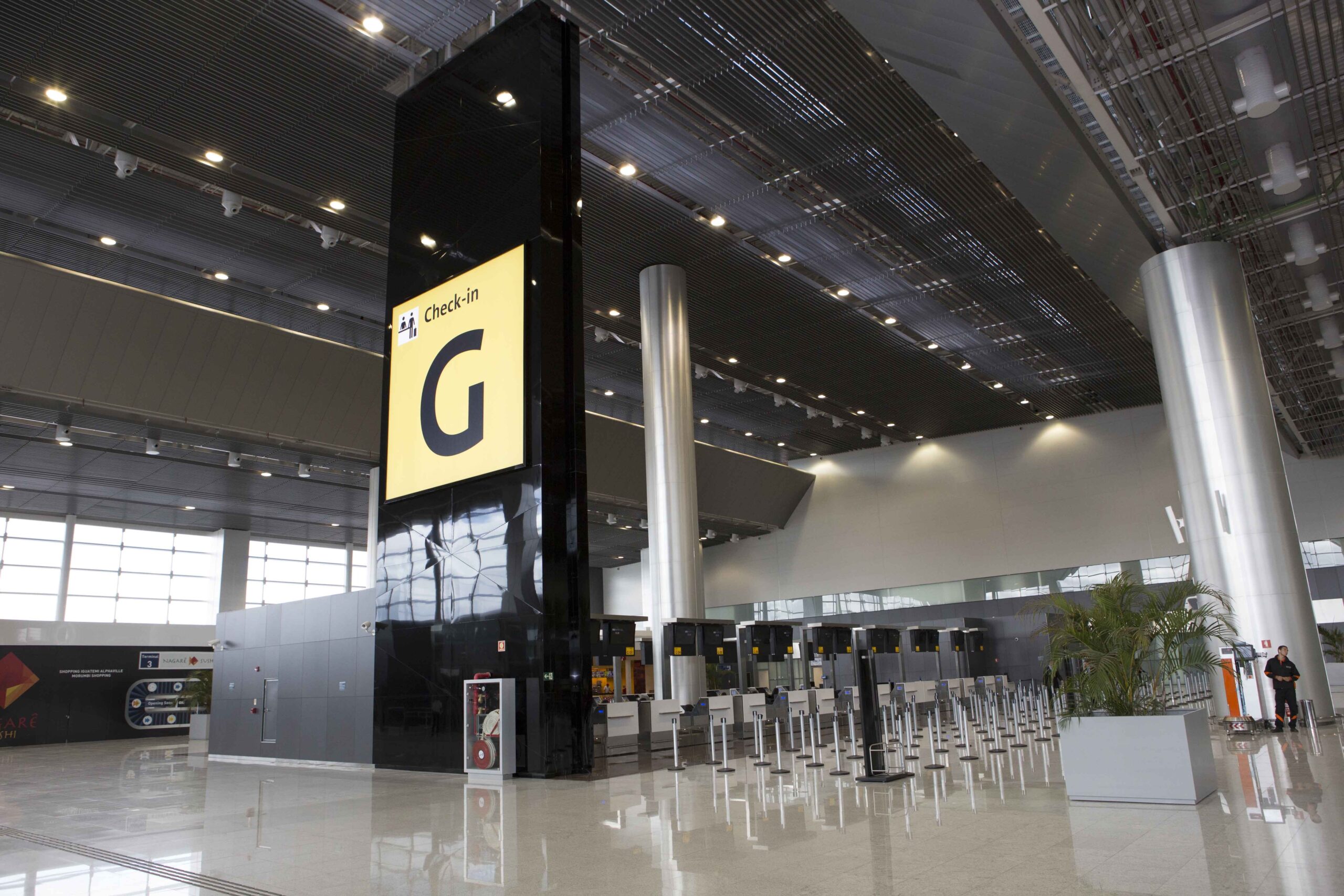 Aeroporto de Guarulhos é isolado após ameaça de bomba em ônibus