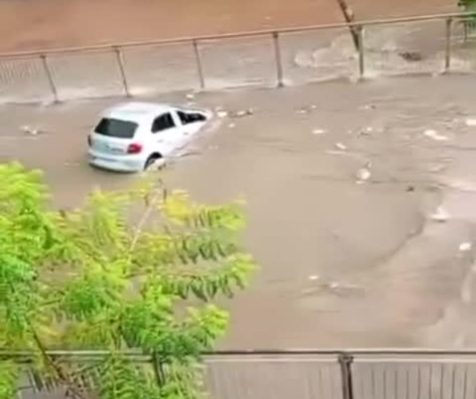video:-carro-e-arrastado-por-correnteza-em-corrego