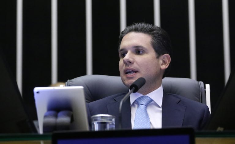 hugo-motta-diz-que-deve-votar-projeto-sobre-trabalhadores-de-aplicativos-ate-abril