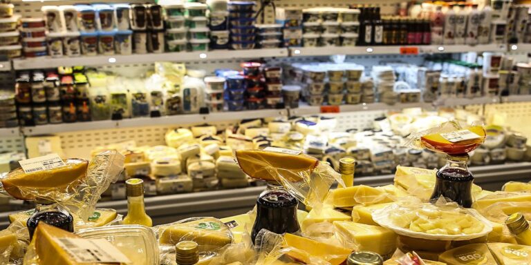 Vendas do comércio atingem recorde impulsionadas por crédito e emprego