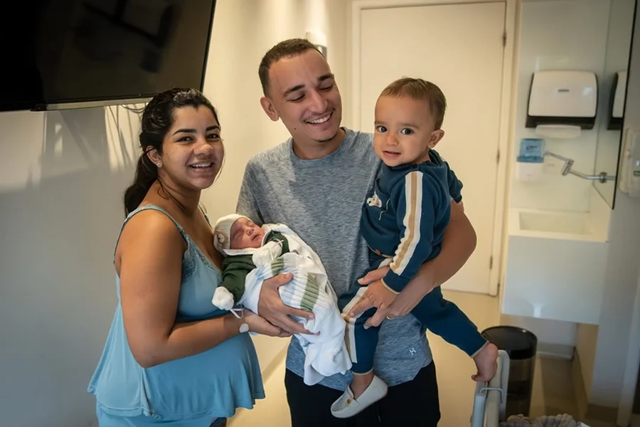 A influenciadora Ary Mirelle usou as redes sociais para desmentir, de forma contundente, os boatos de uma possível terceira gravidez. Casada com o cantor João Gomes, Ary reagiu após a circulação de uma imagem falsa, criada por inteligência artificial, que sugeria a chegada de mais um herdeiro para a família.